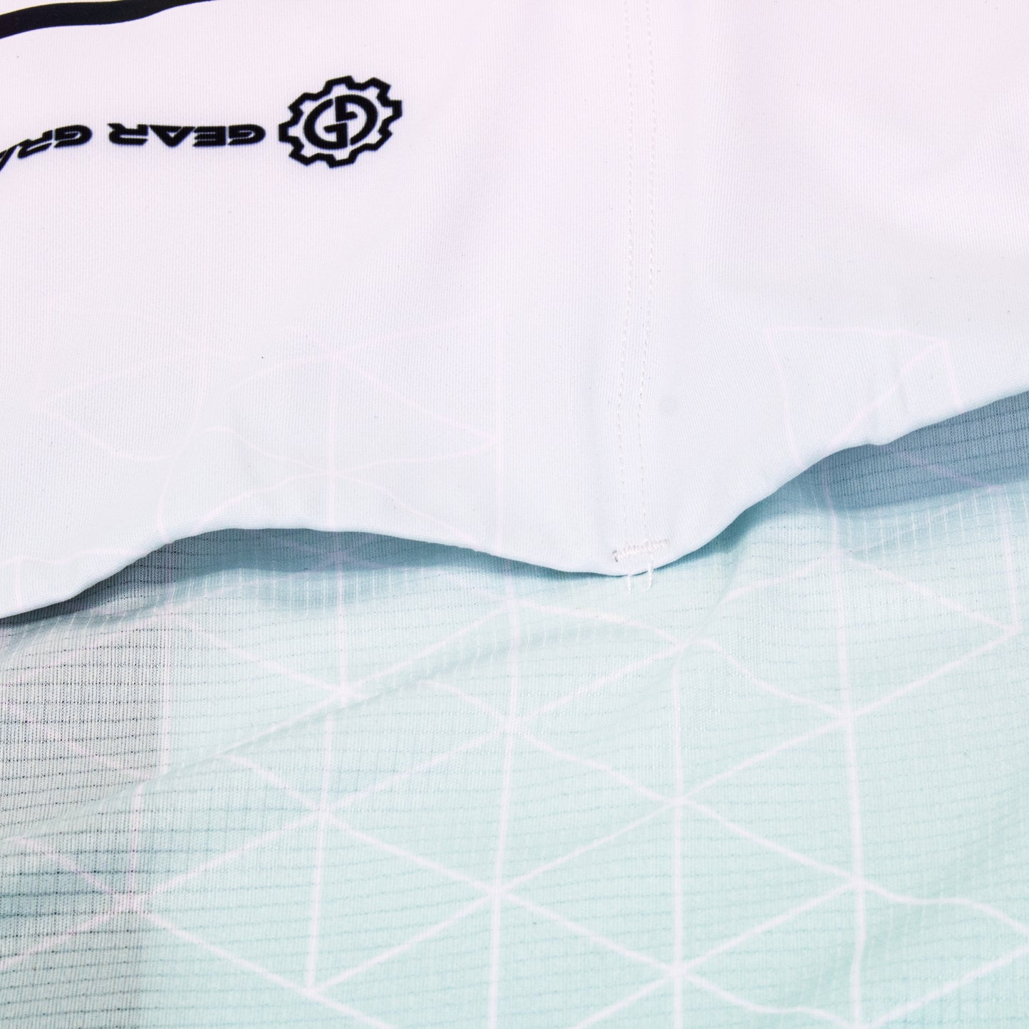 Lightweight fabrics with high and low air pass are used to create the elite fit and feel for this jersey. Soft touch low air pass fabric is used on the front while the back boasts mesh venting with sleek high air pass fabric.&nbsp;

Moisture wicking – keeps you cool and dry
Lightweight fabrics – engineered for breathability and durability
Machine wash – for ease of care
Top zipper guard– concealed guard for comfort
3 rear pockets – deep pockets, load up for the ride