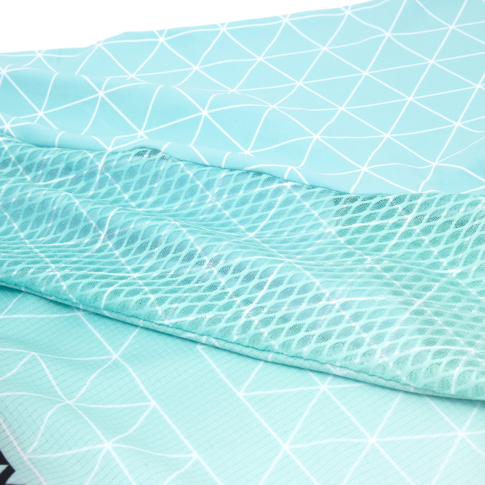 Lightweight fabrics with high and low air pass are used to create the elite fit and feel for this jersey. Soft touch low air pass fabric is used on the front while the back boasts mesh venting with sleek high air pass fabric.&nbsp;

Moisture wicking – keeps you cool and dry
Lightweight fabrics – engineered for breathability and durability
Machine wash – for ease of care
Top zipper guard– concealed guard for comfort
3 rear pockets – deep pockets, load up for the ride